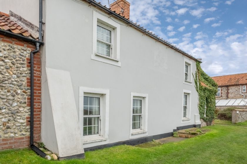 Barn Cottage (6) is located in Salthouse
