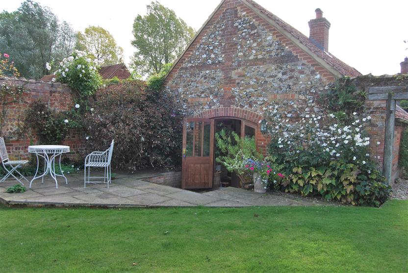 Click here for more about Garden Cottage (Wellingham)